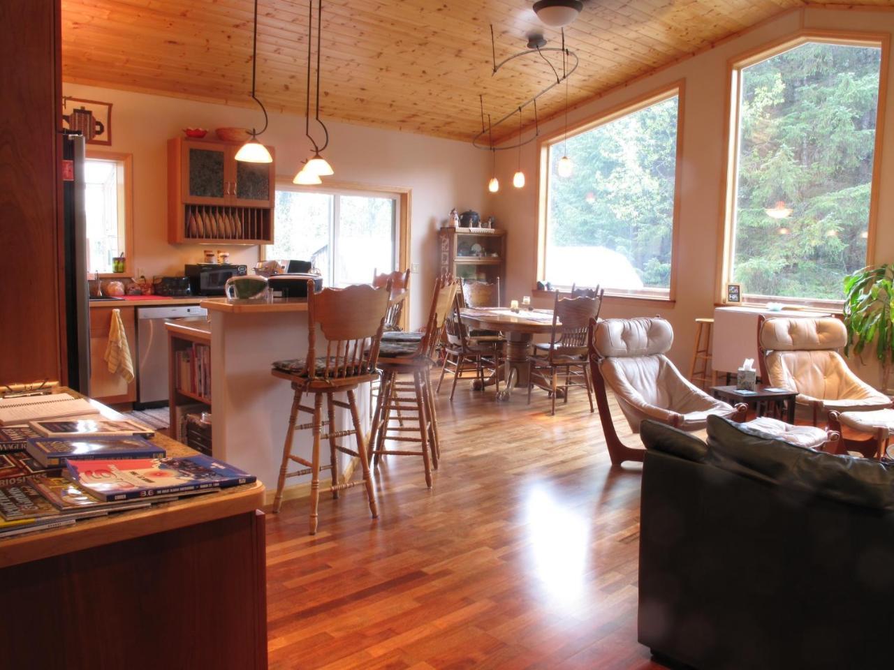 Glacier Creek Lodging ซูเวิร์ด ภายนอก รูปภาพ